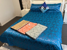 Load image into Gallery viewer, Chenille bedsheets with two pillowcases
