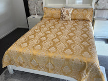 Load image into Gallery viewer, Chenille bedsheets with two pillowcases
