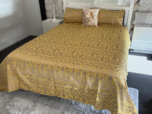 Load image into Gallery viewer, Chenille bedsheets with two pillowcases
