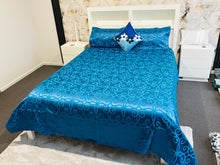 Load image into Gallery viewer, Chenille bedsheets with two pillowcases

