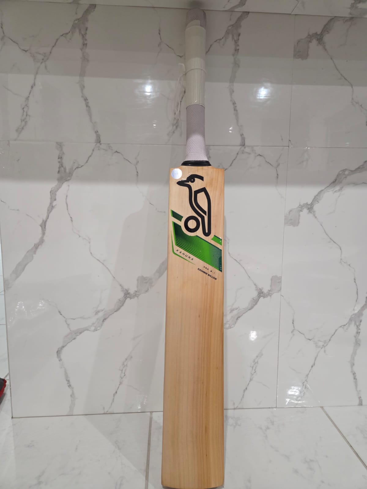 Kookaburra Kahuna Kashmir Willow Bat